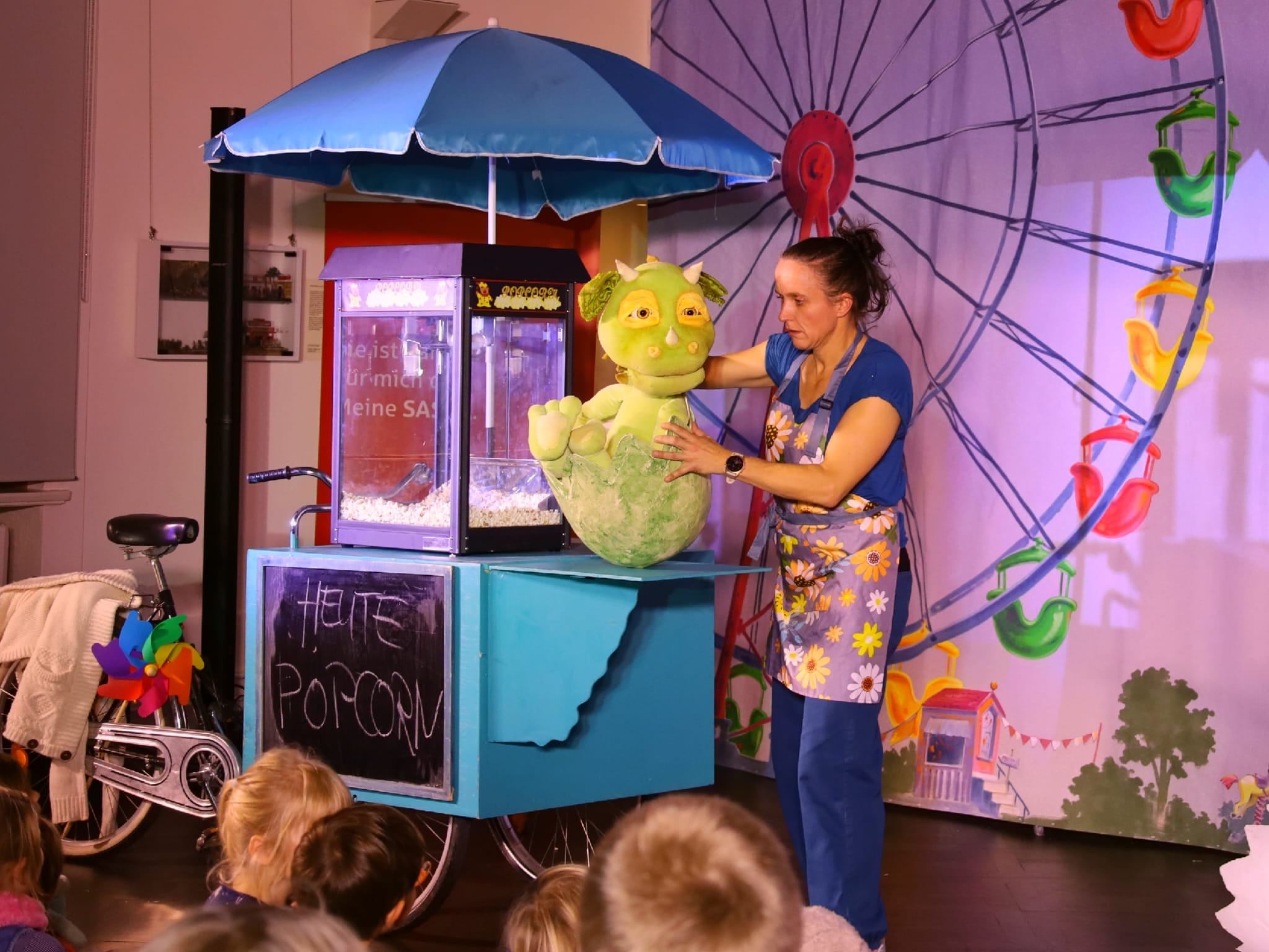 Walli Wolke beim Puppentheater mit einer grünen Handpuppe